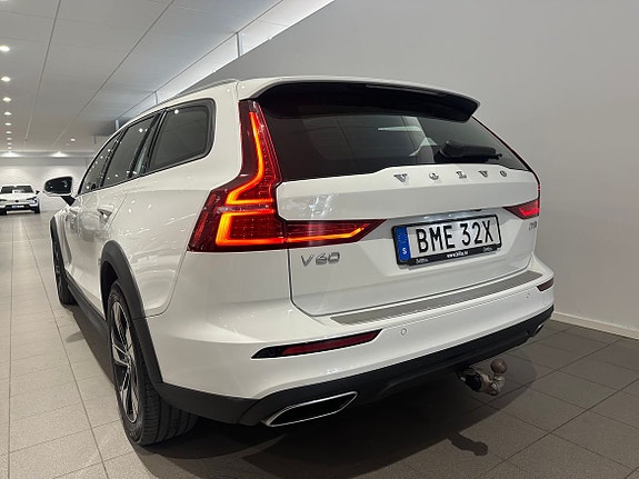 Volvo V60 Cross Country 6 of 17
