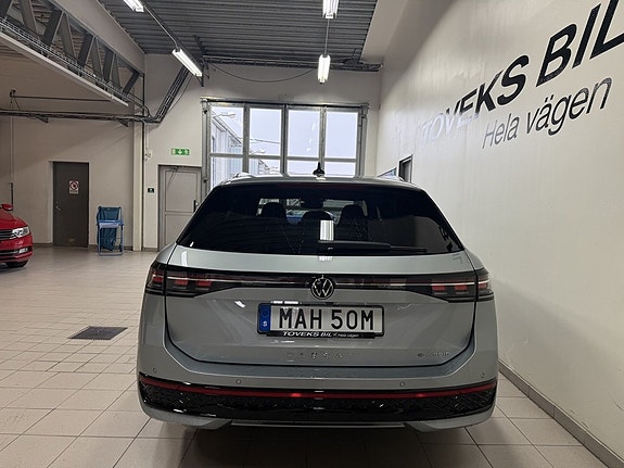 Volkswagen Passat 9 of 24