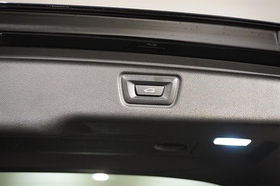 BMW 330e 13 of 17