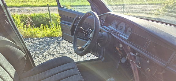 Mercedes-Benz 190 2 of 3
