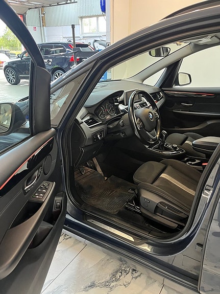 BMW 218d 8 of 12