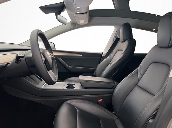 Tesla Model Y 15 of 30