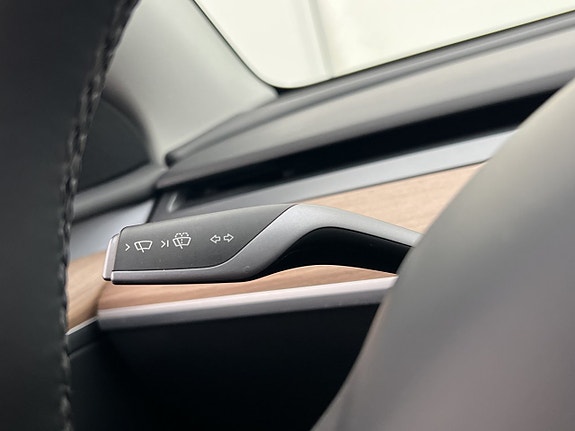 Tesla Model Y 28 of 30