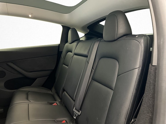 Tesla Model Y 16 of 30