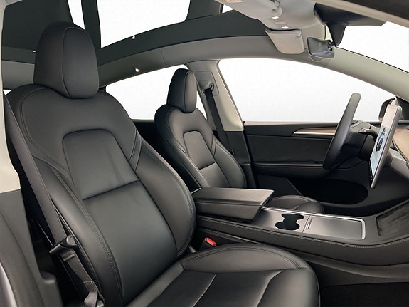 Tesla Model Y 13 of 30