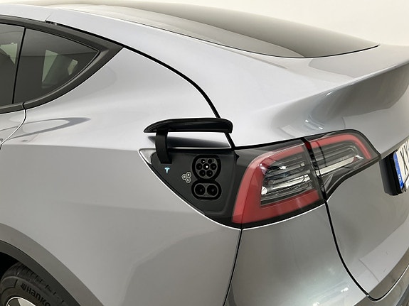 Tesla Model Y 12 of 30