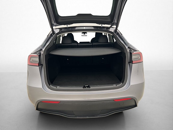 Tesla Model Y 11 of 30