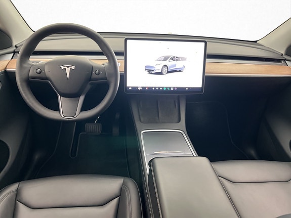 Tesla Model Y 14 of 30