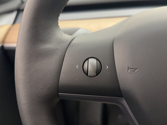Tesla Model Y 28 of 30