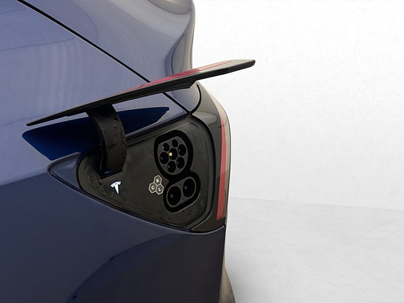 Tesla Model Y 13 of 30