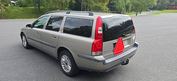 Volvo V70 4 of 5