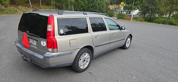 Volvo V70 3 of 5