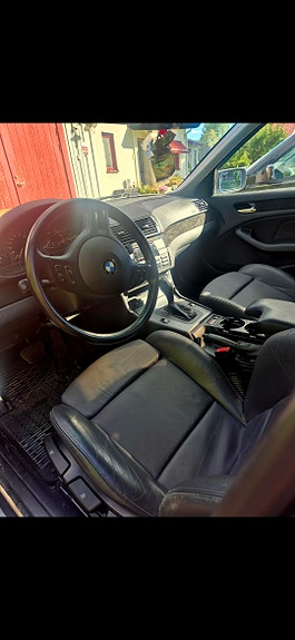 BMW 320i 3 of 5
