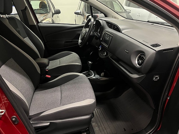 Toyota Yaris 8 of 12