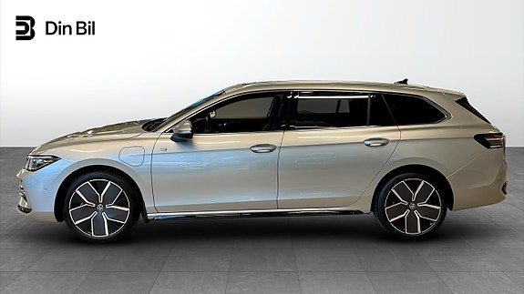 Volkswagen Passat 2 of 18