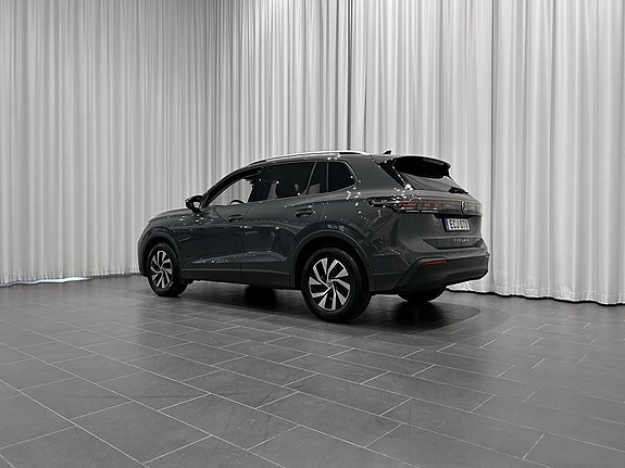 Volkswagen Tiguan 3 of 15