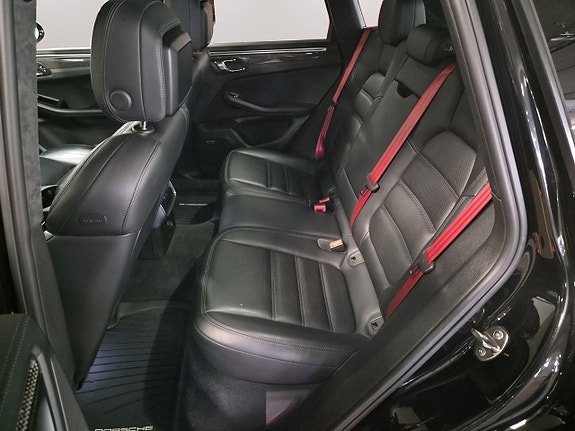 Porsche Macan Turbo 14 of 28