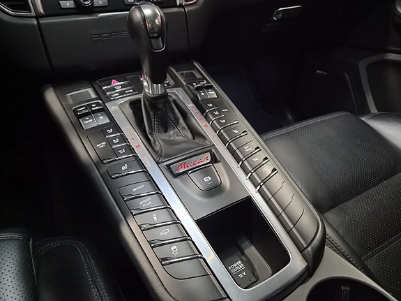 Porsche Macan Turbo 20 of 28
