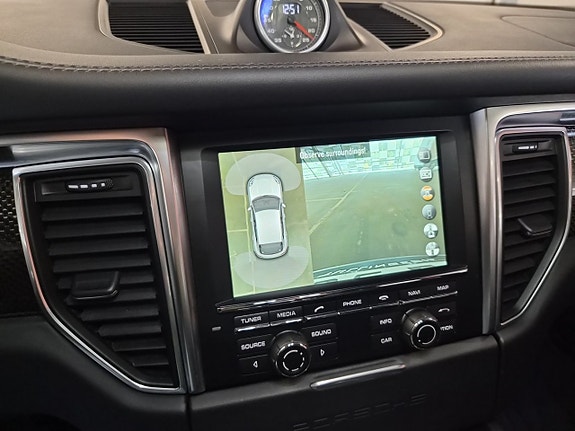 Porsche Macan Turbo 25 of 28