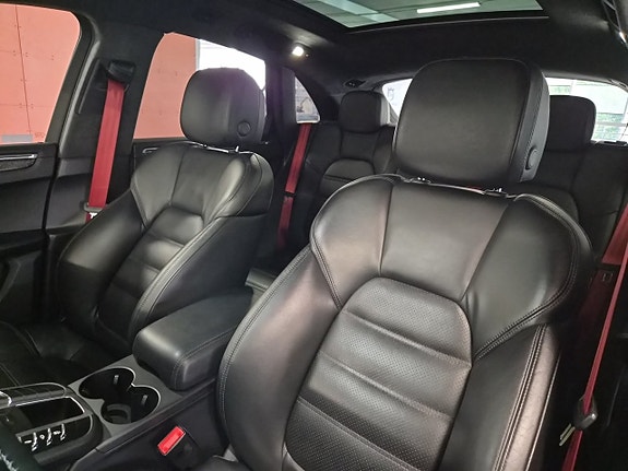 Porsche Macan Turbo 15 of 28