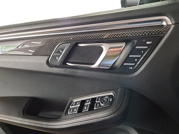 Porsche Macan Turbo 19 of 28