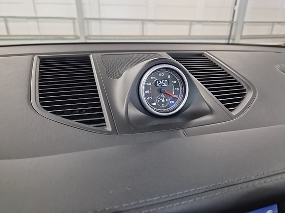 Porsche Macan Turbo 18 of 28