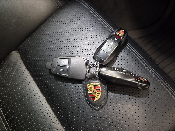 Porsche Macan Turbo 28 of 28