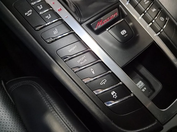 Porsche Macan Turbo 22 of 28