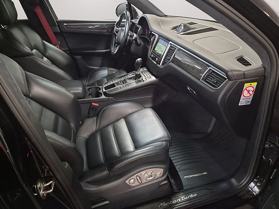Porsche Macan Turbo 12 of 28