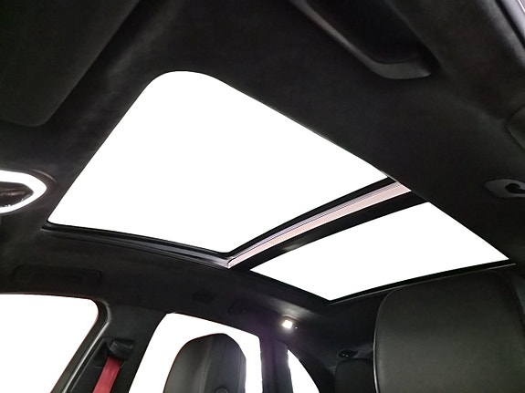 Porsche Macan Turbo 17 of 28