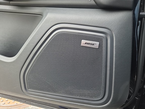 Porsche Macan Turbo 26 of 28
