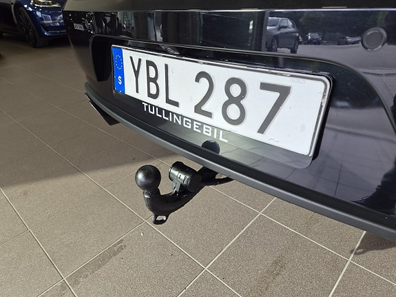 Porsche Macan Turbo 10 of 28
