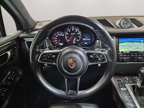 Porsche Macan Turbo 16 of 28
