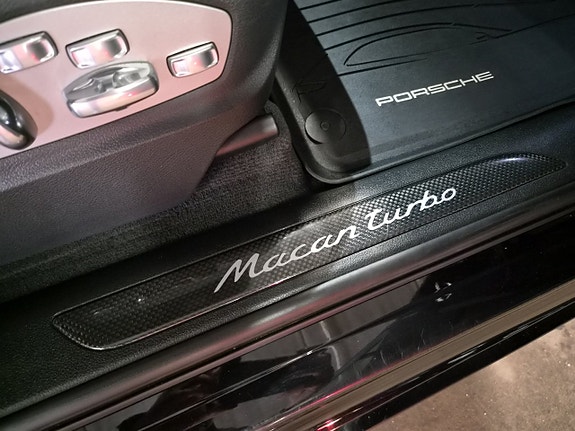 Porsche Macan Turbo 21 of 28