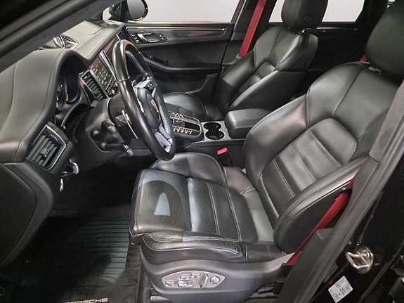 Porsche Macan Turbo 11 of 28