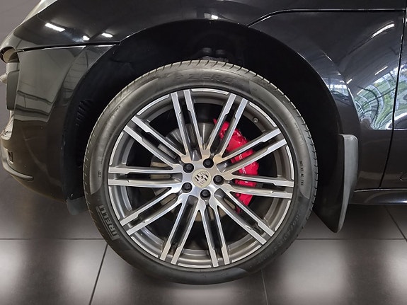 Porsche Macan Turbo 9 of 28