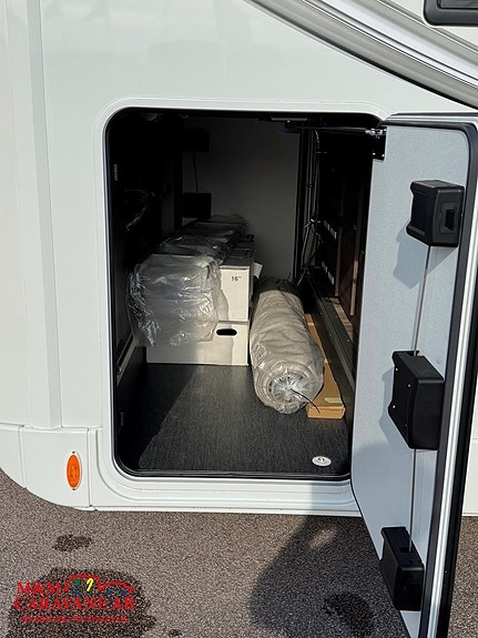 KABE Travel Master Royal X 810 LQB Queenbed 3 of 9