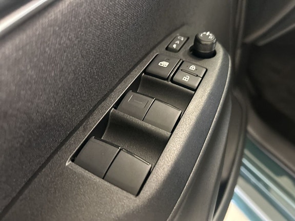 Toyota Yaris 12 of 16