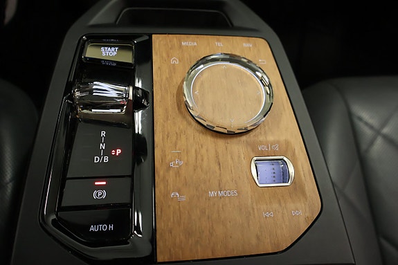BMW iX 18 of 24