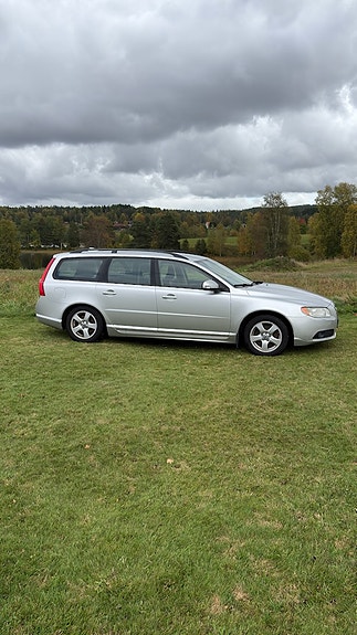 Volvo V70 2 of 9