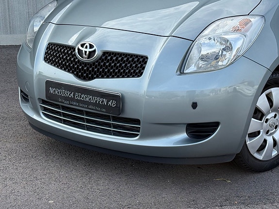 Toyota Yaris 3 of 20