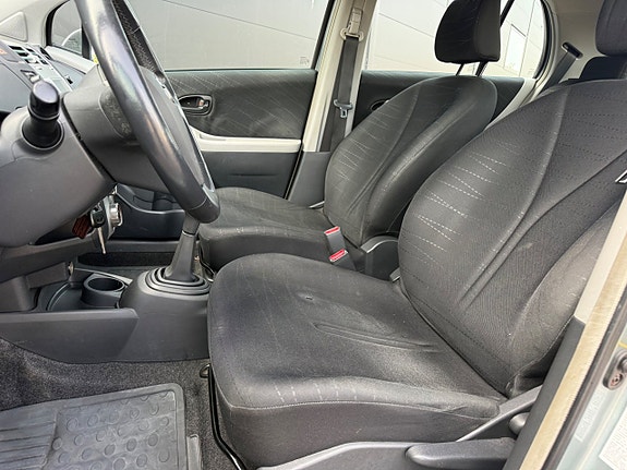 Toyota Yaris 12 of 20