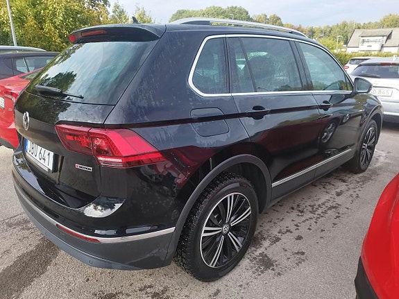 Volkswagen Tiguan 2 of 3