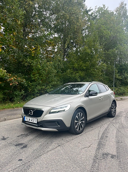 Volvo V40 Cross Country 2 of 10