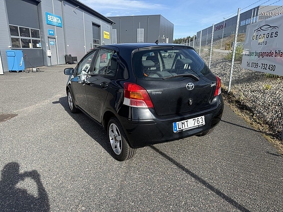 Toyota Yaris 3 of 9