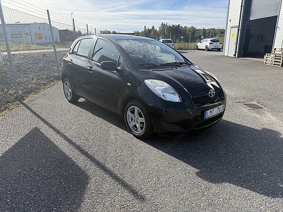 Toyota Yaris 5 of 9