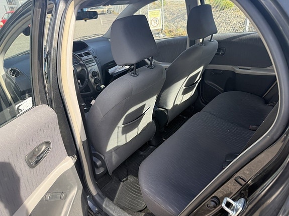 Toyota Yaris 7 of 9