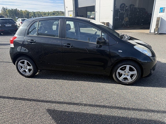 Toyota Yaris 4 of 9