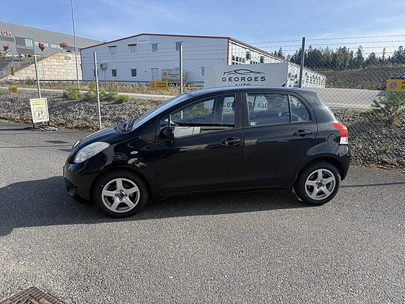 Toyota Yaris 2 of 9