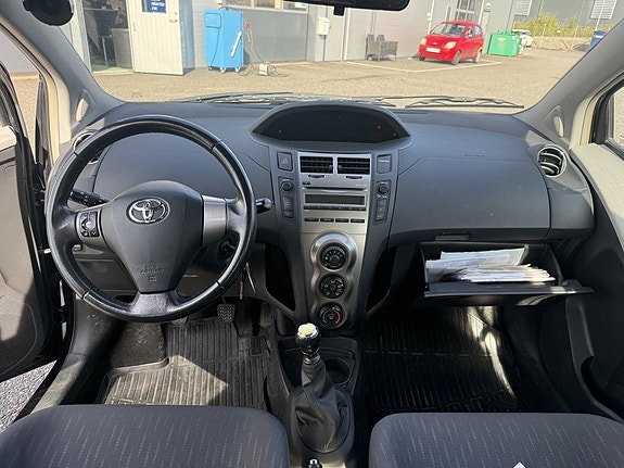 Toyota Yaris 8 of 9